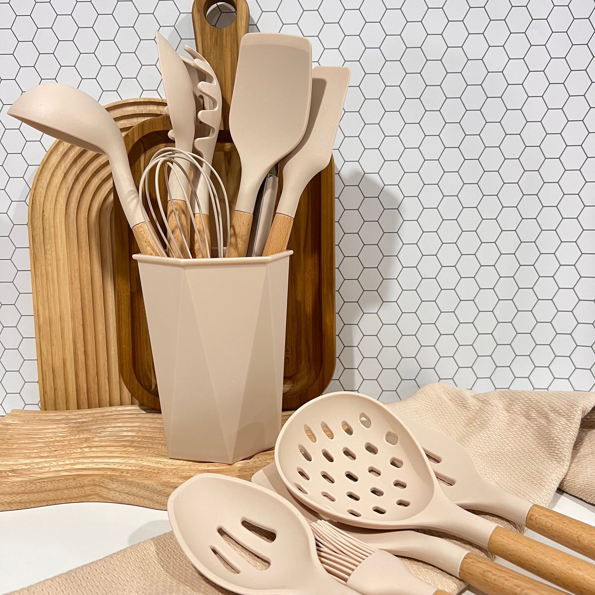 Luxe Utensil Set 12pc set with drainage bucket 